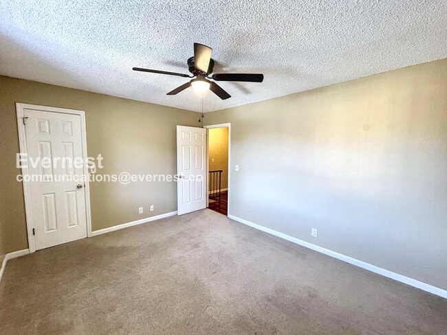 Building Photo - 2 Bed/2.5 Bath Townhome with Modern Amenities / Pet-Friendly / Available Now!