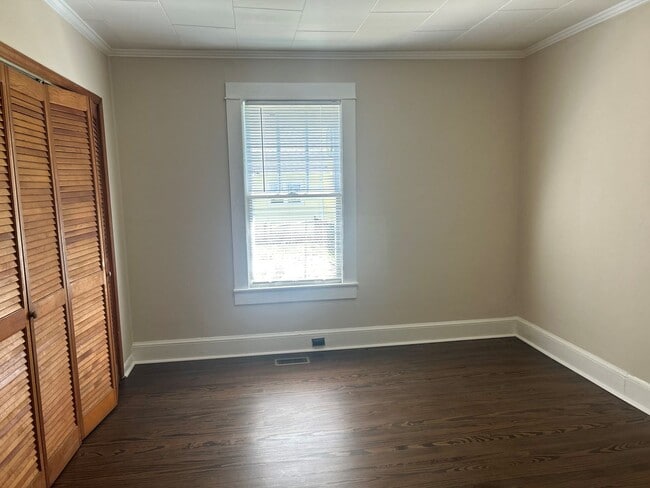 Building Photo - 3 Bedroom RANCH!! ***ONE MONTH FREE RENT***