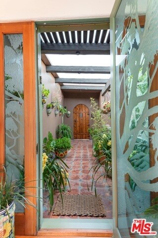 Building Photo - 3916 Rambla Orienta