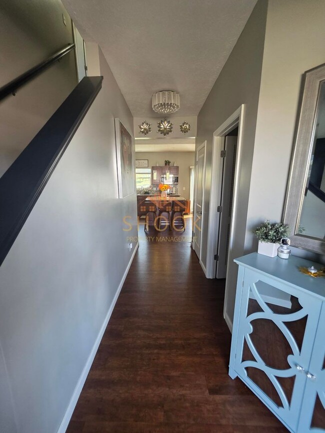 Building Photo - MOVE IN SPECIAL OF THE YEAR! Sign a lease ...