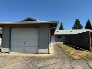 Building Photo - 3 bedroom 1.5 bathroom duplex