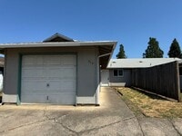 Building Photo - 3 bedroom 1.5 bathroom duplex