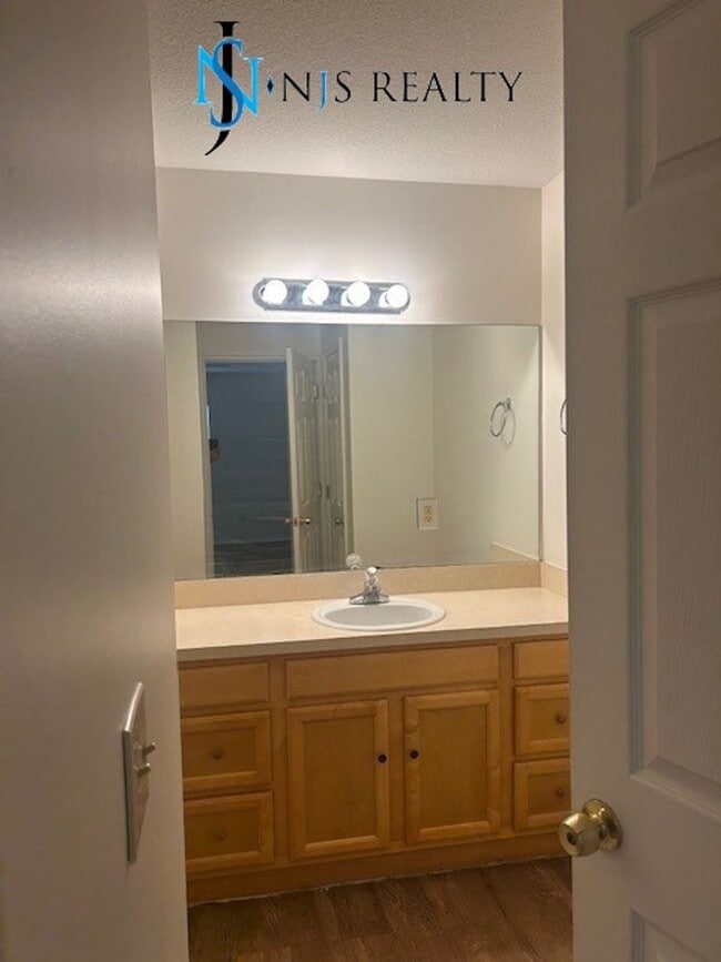 Building Photo - GORGEOUS 3/2 1200 sq ft home with FRESH PA...