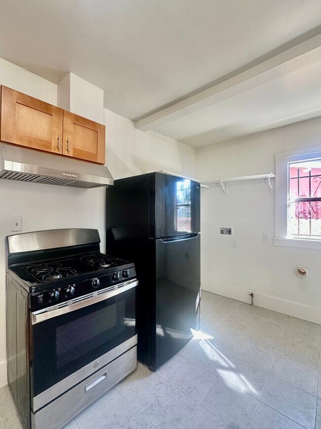 Building Photo - Charming single family home available for ...