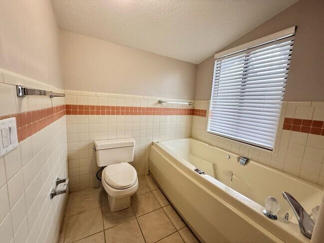 Building Photo - Large and Stunning 2700sqft Newly Renovated 3BR 3BTH!