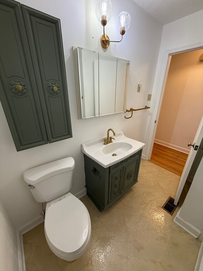 Building Photo - 965 N Rdg St