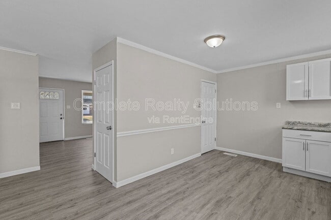 Building Photo - 10432 Royal Dr