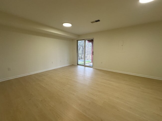 Building Photo - Townhouse with Woods Views and Community Amenities in Centreville