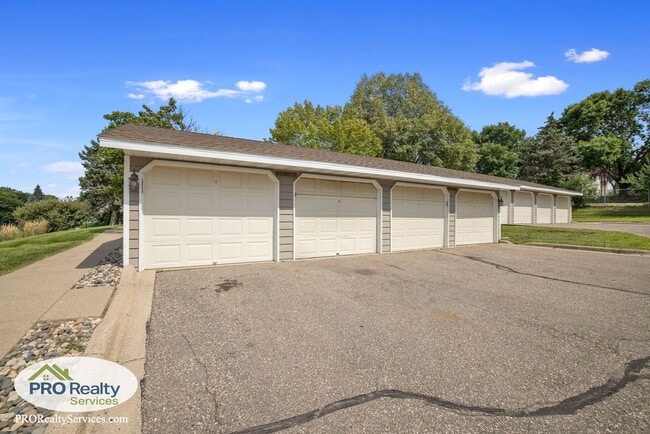 Building Photo - 2 Bedroom Townhome In Eagan