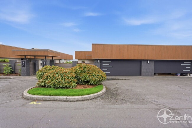 Building Photo - 6903 SE Riverside Dr