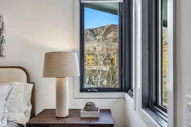 Building Photo - 135 Carriage Way