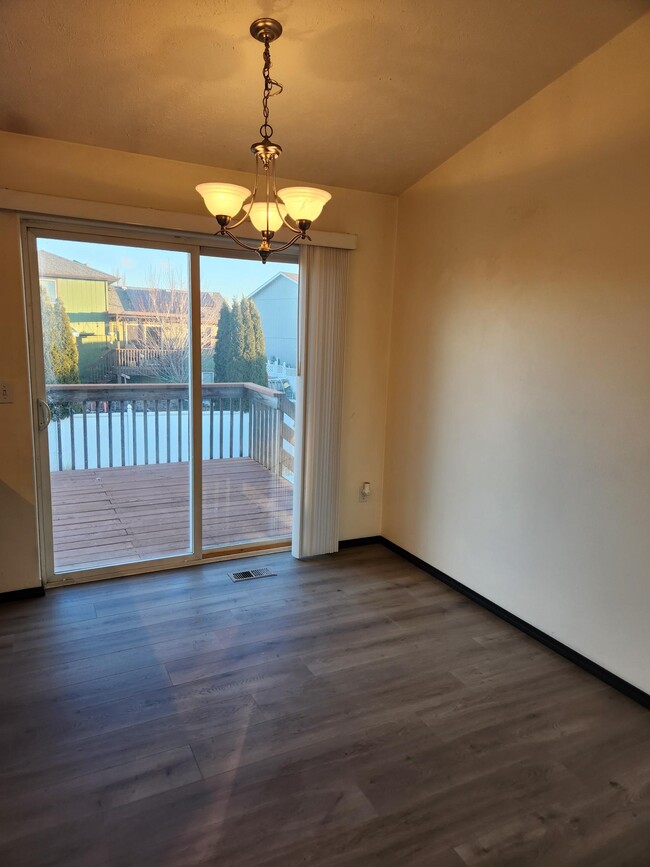 Dining room - 7202 N Helena St