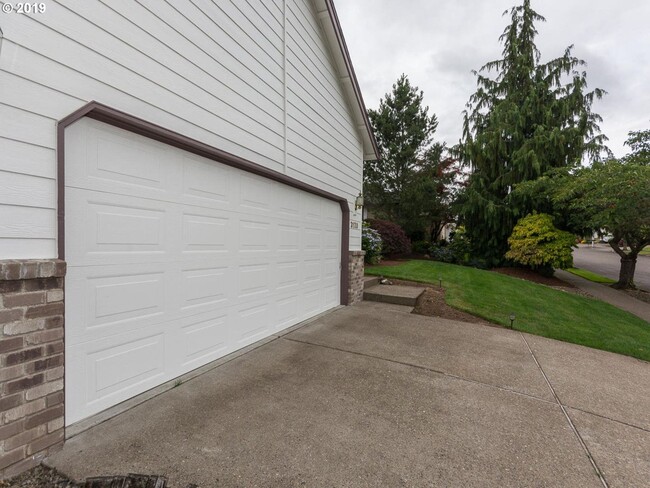 Building Photo - Charming 4-Bed, 2-Bath Home with Vaulted Ceilings, Dual Fireplaces & Serene Outdoor Spaces