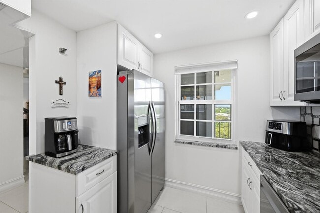 Building Photo - 4015 W Palm Aire Dr