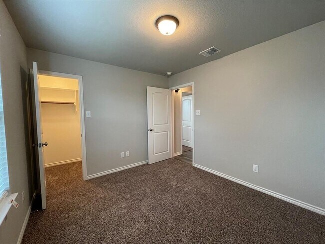 Building Photo - 806 Hollyhock Dr