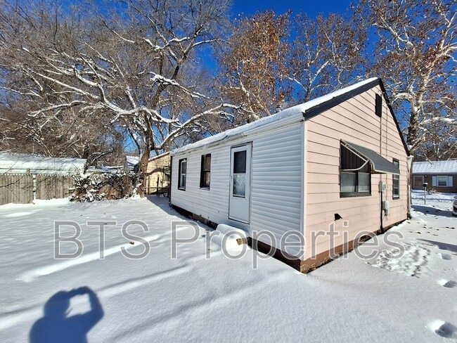 Building Photo - 1627 N Valley Ave