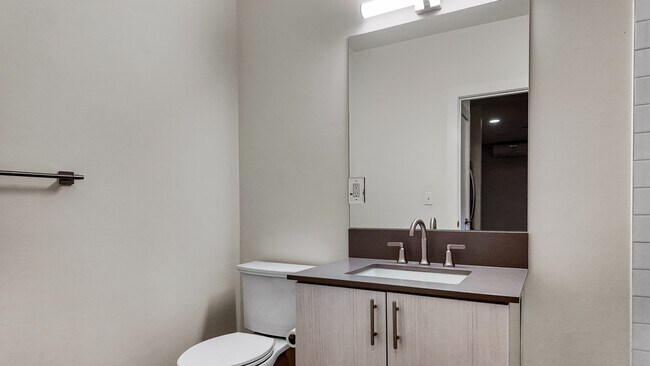 Building Photo - Modern 2BR Apartment in Prime Queen Anne Location