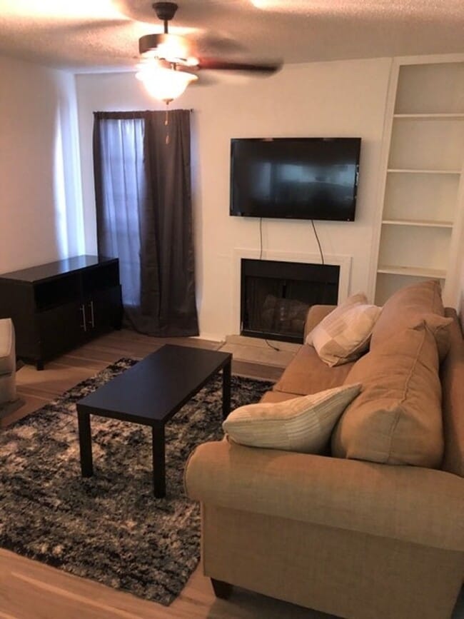 Building Photo - Charming 1BR Condo in Dallas