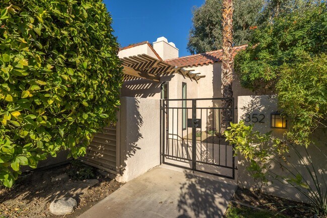 Building Photo - 352 Forest Hills Dr