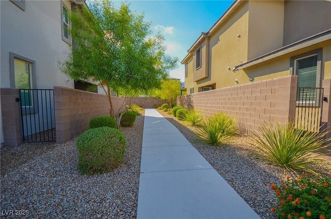 Building Photo - 541 Tokopah Falls St