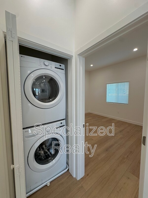 Building Photo - 1135 Scofield Dr
