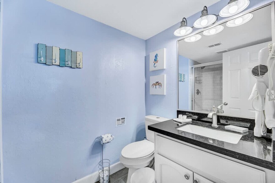 Building Photo - 132 E Gardenia St