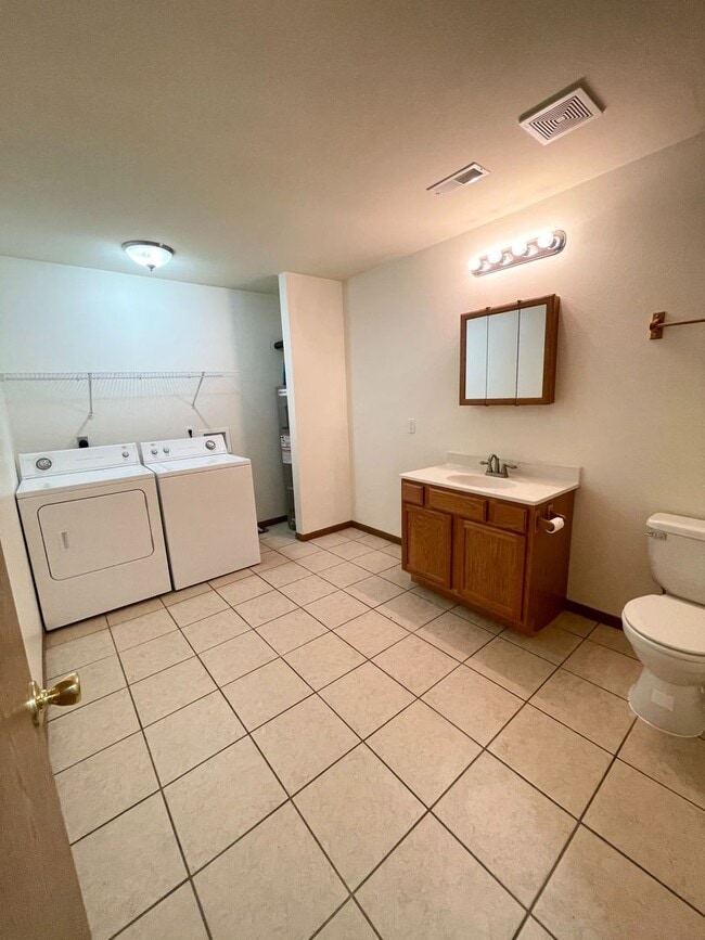 Building Photo - 2 Bed | 1.5 Bath | Duplex