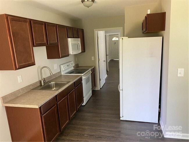 Building Photo - 728 E Pine St