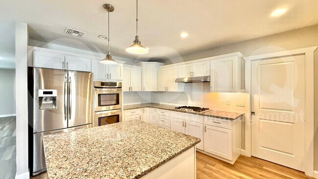 Building Photo - 2502 E Sahuaro Dr