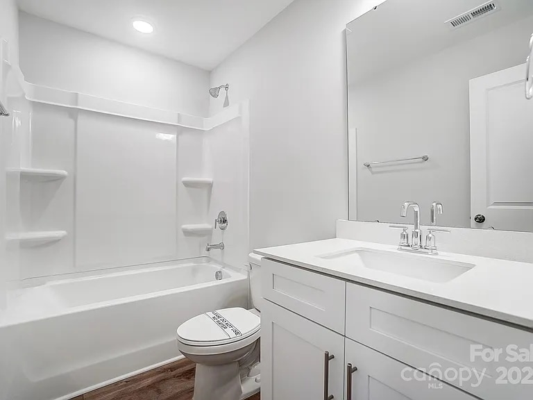 Guest Bathroom - 4153 Black Ct