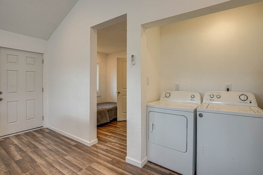 Building Photo - 1120 Sunrise Hill