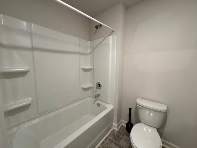 Building Photo - Spacious Like New 5 Bedroom 3 Bath Home in...
