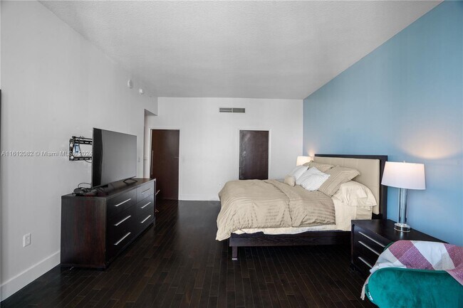 Building Photo - 1900 N Bayshore Dr