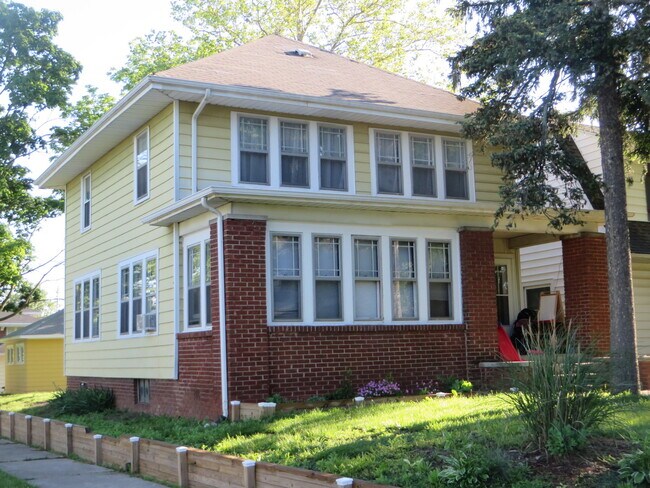 Primary Photo - 826 Nuttman Ave