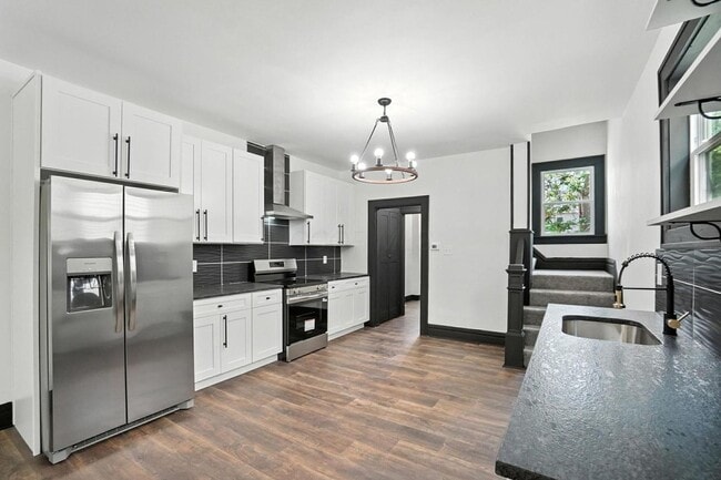 Building Photo - 887-889 E Livingston Ave