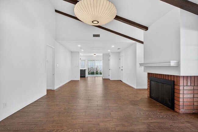 Building Photo - Sought After Wimbledon Village Home