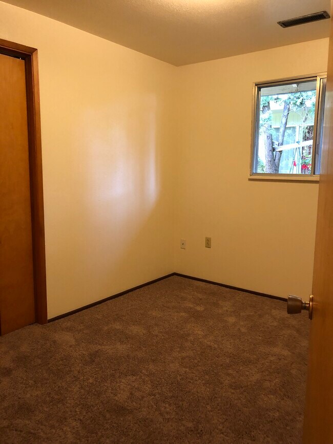 Building Photo - 595 NW Oak Ave