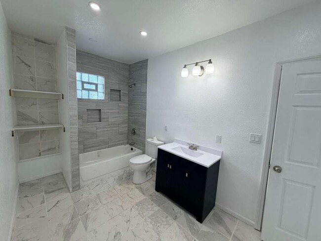 Building Photo - 651 W Bruce St