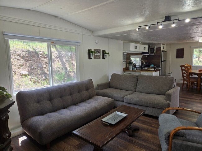 Building Photo - Great Two Bedroom Close To Midtown