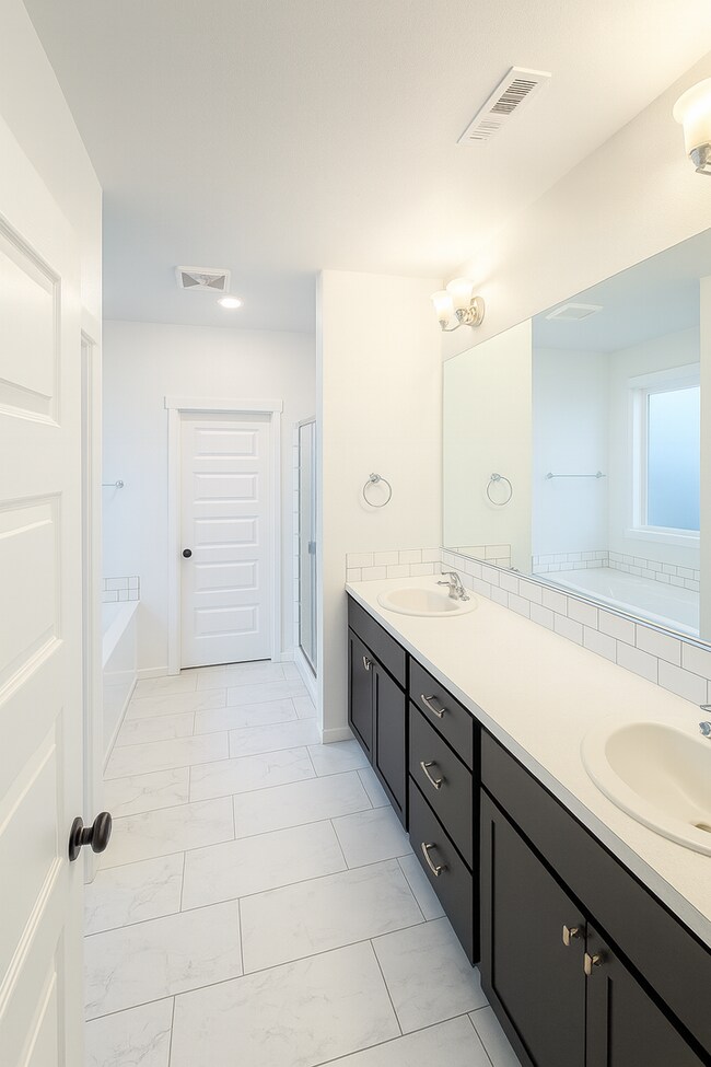 Building Photo - MOVE IN READY! Welcome Home! 3 bed/2 bath in West Richland