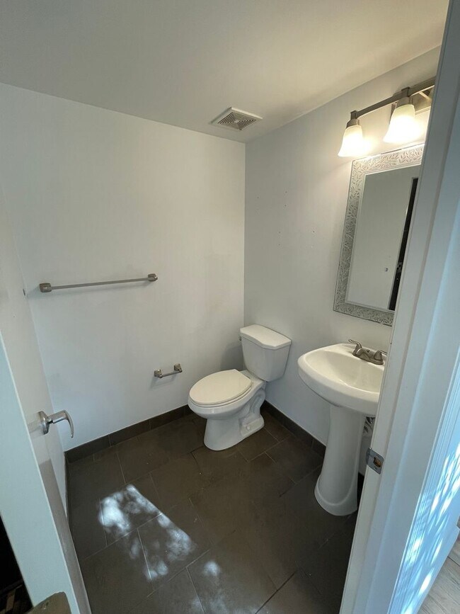 Building Photo - 1319 Francis Ave