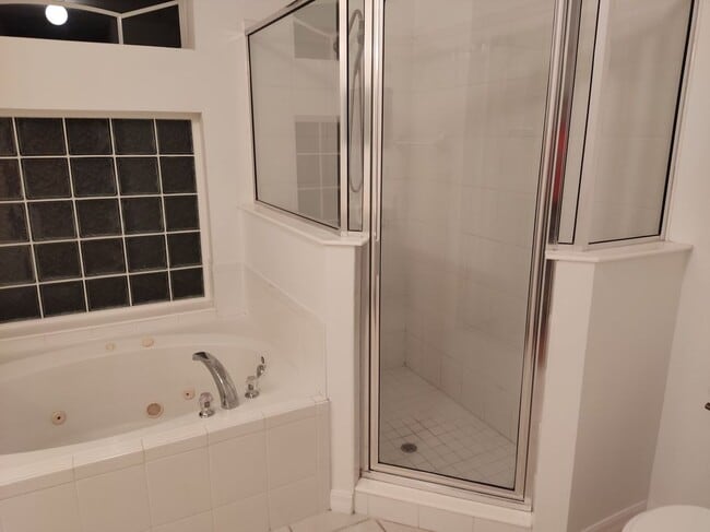 Building Photo - 17 Ziegler Pl