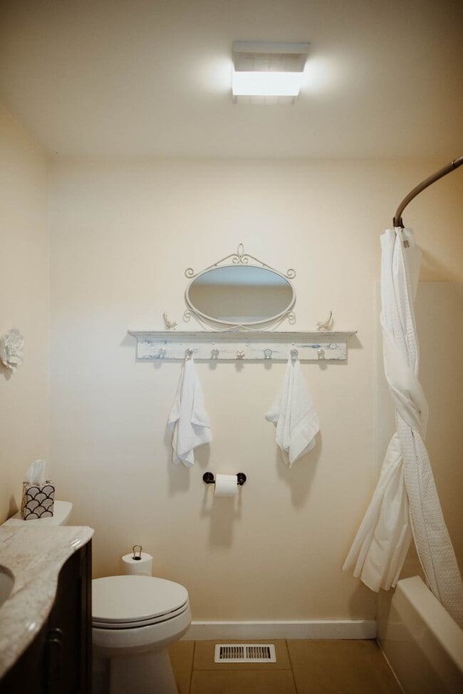 Building Photo - 108 W 6th St