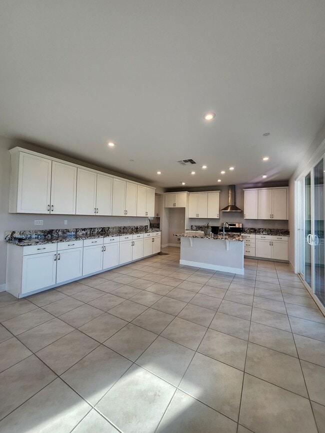 Building Photo - Beautiful Plumas Lake home on a large lot with SOLAR