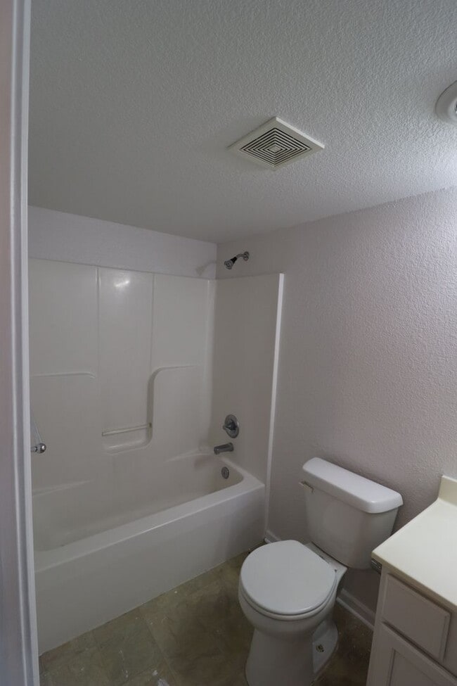 Building Photo - Spacious Town home for rent!