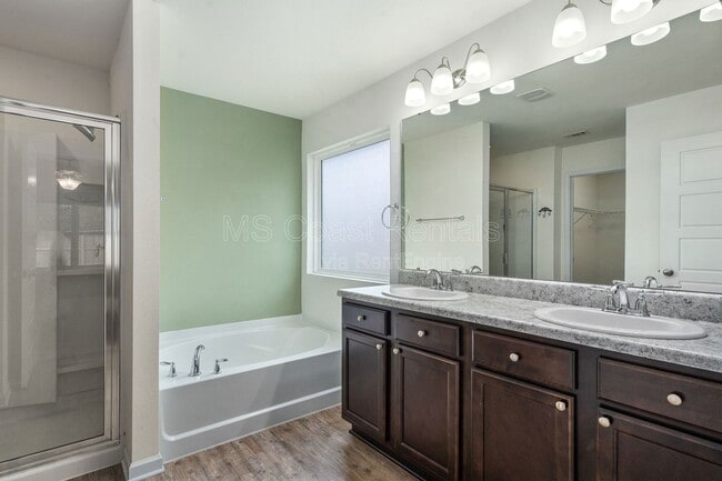 Building Photo - 515 E Marigold Dr