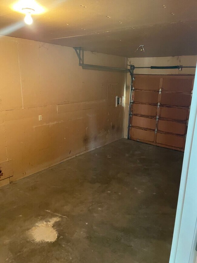 Building Photo - Amity