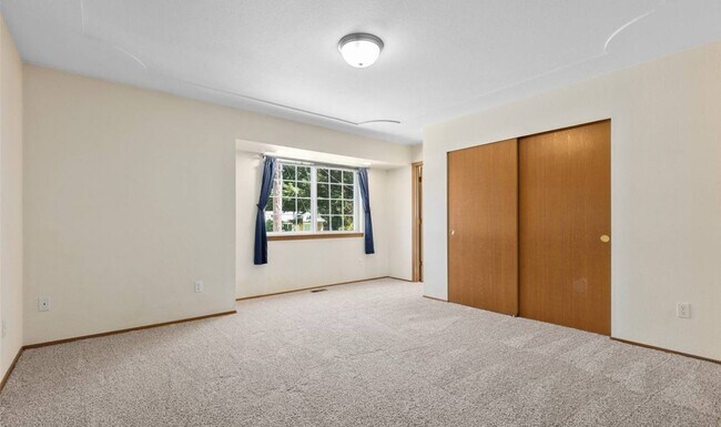 Building Photo - 4831 Beverly Dr NE