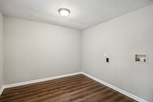 Building Photo - Large Near Downtown 3BR/1BA House For Rent