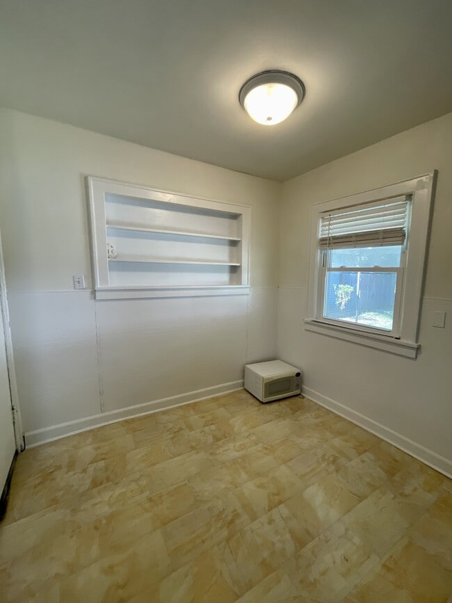 Building Photo - 230 W 73rd Terrace